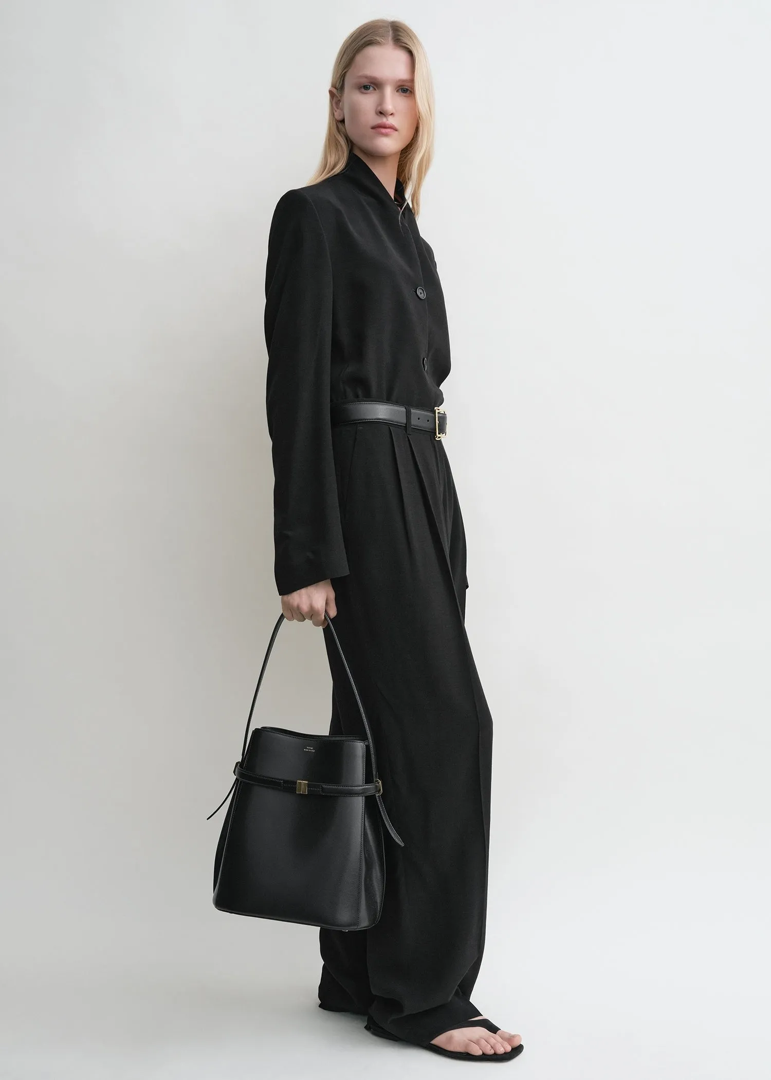 Belted leather bucket bag black