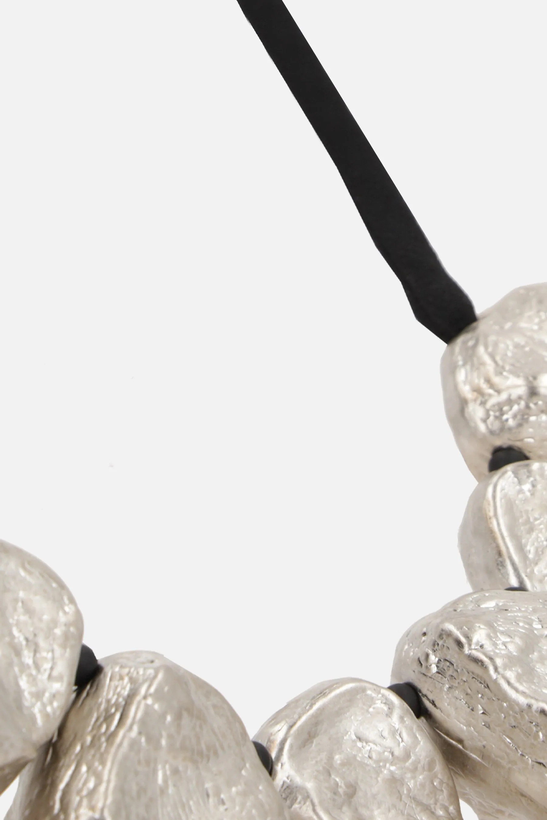 crêpe necklace with resin details